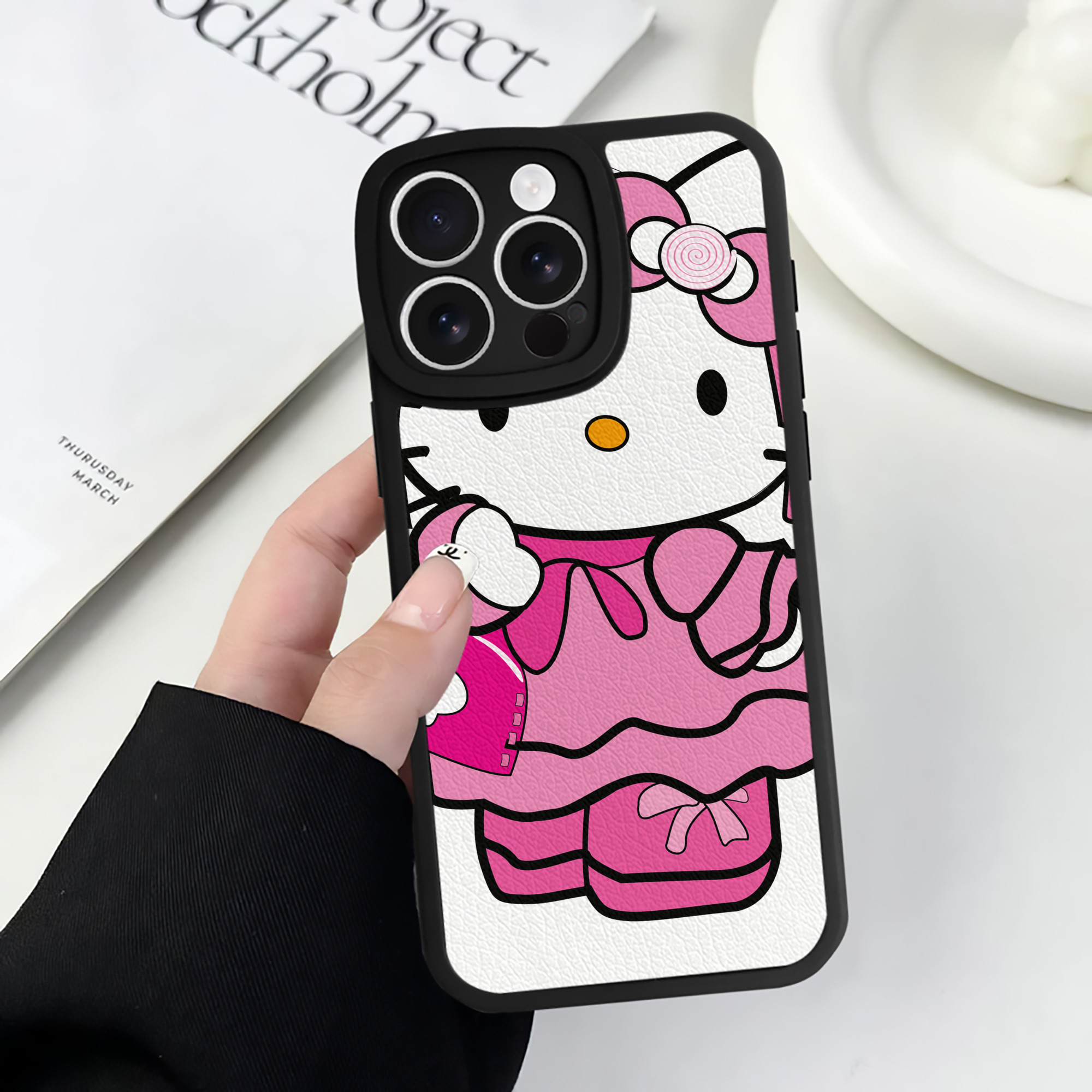 （画像用） Hello Kitty ハローキティ 【iPhone 16シリーズ対応】シリコンスマホケース（レザー調） 材質：シリコン
